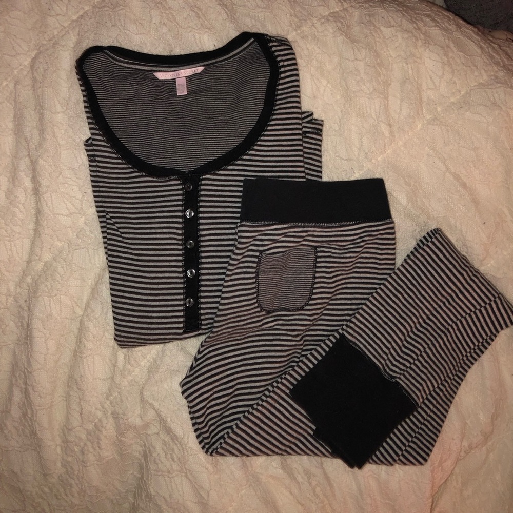 VICTORIAS SECRET| 🦋 size small pajama set!